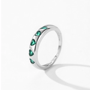 S925 sterling silver ring with five heart-shaped emerald green zircon stones