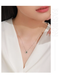 Dettaglio della collana in argento 925 con pendente a goccia di smeraldo e zirconi