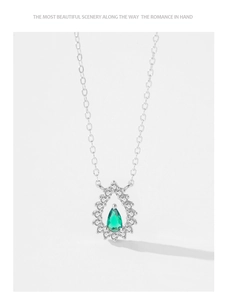 Dettaglio della collana in argento con ciondolo a goccia di smeraldo e halo di diamanti