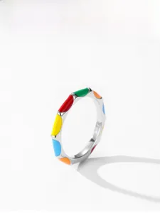 Détail d'une bague en argent S925 avec émail coloré et poinçon d'authenticité gravé