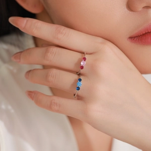 Bague fine en argent 925 sertie de trois pierres précieuses bleues et rouges