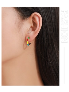 Vue détaillée d'une boucle d'oreille créole en émail coloré argent 925 sur un mannequin