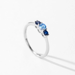 Bague en argent 925 avec trois pierres bleues vue sous un angle de 45 degrés