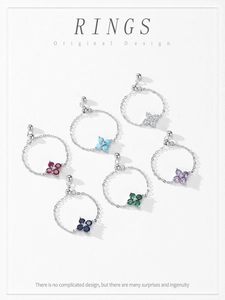 Detalle de anillos ajustables de plata 925 con tréboles de colores en seis tonos vivos
