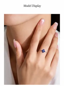 Detalle del anillo de plata 925 con trébol azul y cristal puesto en el dedo