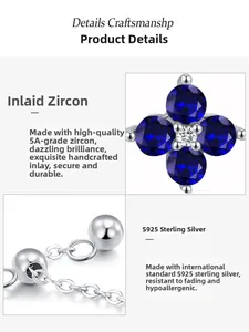 Detalle de anillo de plata 925 con trébol de circón azul y cuenta ajustable