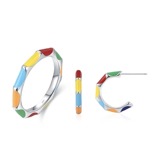 Boucles d'oreilles créoles C en argent 925 avec émail arc-en-ciel et fini poli