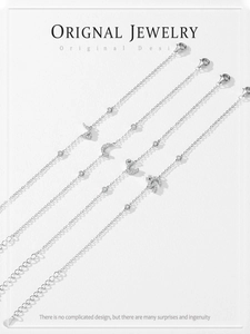 Dettaglio di bracciali in argento con lettere arabe in cristallo e zirconi