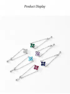 Detalle de anillos de cadena en plata S925 con tréboles de piedras coloridas