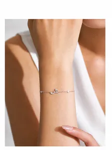 Dettaglio del bracciale in argento sterling S925 con lettera araba e zirconi