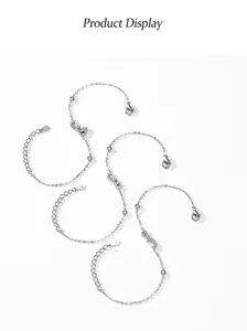 Dettaglio di bracciali in argento S925 con ciondoli a cuore in zircone e infinito