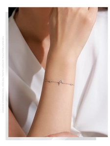 Dettaglio del bracciale in argento sterling S925 con pendente a fulmine scintillante