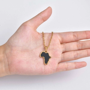 Goldkette mit schwarzem Afrika-Kartenanhänger in der Hand für Maßstabsdetails
