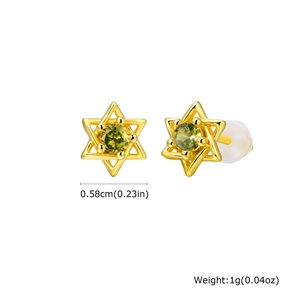 Gros plan détaillé de boucles d'oreilles étoile dorée avec zircon vert et fermoirs