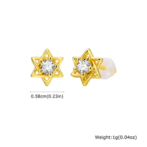 Détail des boucles d'oreilles hexagramme avec zircon vert et mesure de 0,58 cm