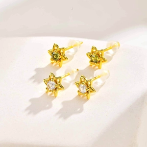 Boucles d'oreilles étoile dorée design hexagramme avec pierres de zircon vert et clair