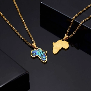 Detail der Afrika-Landkarten-Anhänger mit Abalone-Muschel und gebürstetem Gold