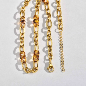 Collier chaîne dorée avec anneaux en résine écaillée et fermoir mousqueton ajustable