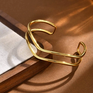 Minimalist double-layer wavy gold stainless steel open bangle with faux pearls design