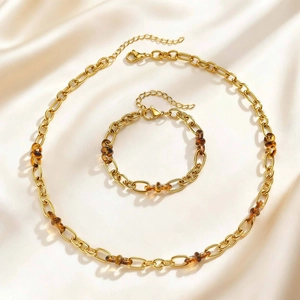 Ensemble collier et bracelet dorés à maillons multiples avec perles de résine ambre