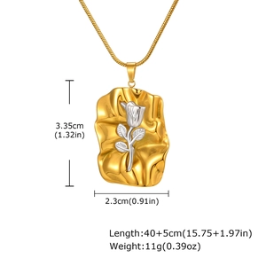 Détails du pendentif rose plissé carré avec dimensions de 3,35 cm de haut et 2,3 cm de large