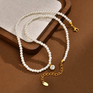 Detail showing the K18 gold-plated clasp and adjustable chain of the pearl necklace