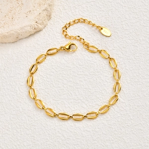 Dettaglio della catena a maglia in acciaio inossidabile placcato oro 18K con chiusura