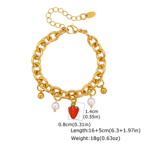 Dettaglio del bracciale dorato con ciondolo a fragola, perla e specifiche delle misure