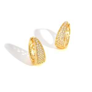 Créoles luxueuses en forme de U plaquées or avec points de zircone micro-pavés sur fond blanc