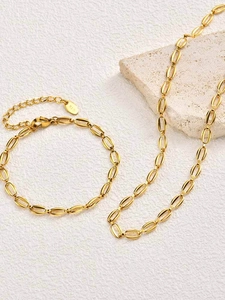 Dettaglio macro della collana e bracciale a maglia di orologio in acciaio placcato oro 18K