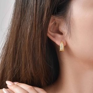 Élégantes boucles d'oreilles créoles dorées en U avec pavage de zircons sur mannequin