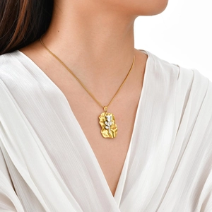 Collier à pendentif rose carré froissé minimaliste en finition bicolore or et argent