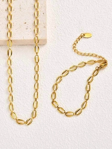 Dettaglio del set di collana e bracciale a maglia d'orologio placcati in oro 18K