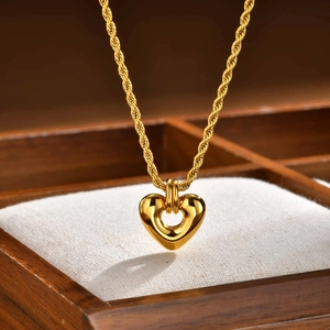 Collier Minimaliste en Acier Inoxydable Avec Pendentif Coeur Ajouré Pour Femme Chaîne Torsadée Or Bijoux Élégants