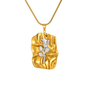 Collier avec pendentif rose plissé carré minimaliste au fini bicolore or et argent