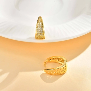 Boucles d'oreilles créoles dorées en U avec pavé de zircons cubiques et design alvéolé ajouré