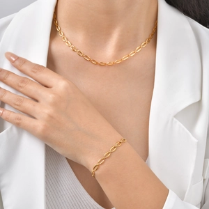 Set collana e bracciale a catena dorata minimalista con design a maglia di orologio