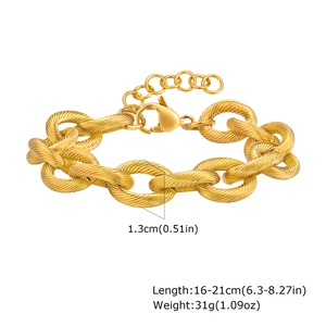 Vue détaillée du bracelet à chaîne dorée montrant la largeur de 1,3 cm et le fermoir mousqueton