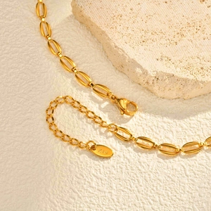Collana minimalista in acciaio inossidabile dorato con incisione K18 sulla chiusura