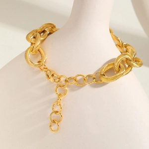 Bracelet chaîne à gros maillons ovales dorés avec fermoir mousqueton sur platine