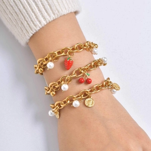 Set bracciale a catena dorata con ciondoli ciliegia fragola moneta e perle