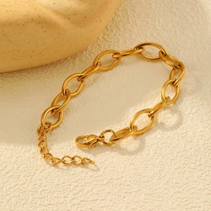 Dettaglio di un bracciale a catena geometrica dorata con chiusura a moschettone