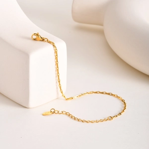 Minimalistisches handgefertigtes 18K Goldarmband mit Karabinerverschluss auf Display