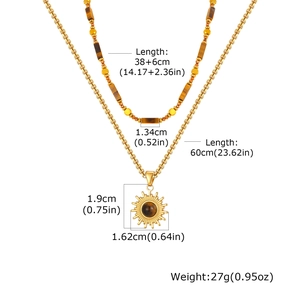 Vue détaillée du collier superposé en acier inoxydable avec perles oeil de tigre et pendentif