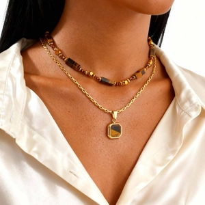 Ensemble de colliers superposés dorés avec perles oeil de tigre et pendentif géométrique