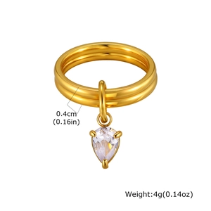 Vue détaillée bague double anneau dorée avec zircon poire et spécifications