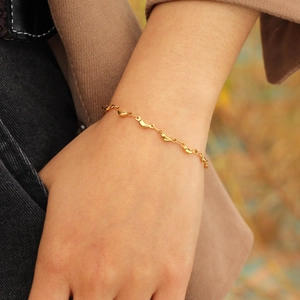 Chic 18K gold dolphin pendant bracelet with elegant link design for women jewelry