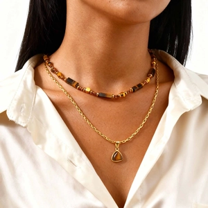 Collier double rang en acier inoxydable avec perles œil de tigre et pendentif triangulaire