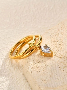 Détail de la bague double anneau plaquée or avec pendentif en zircone poire élégant