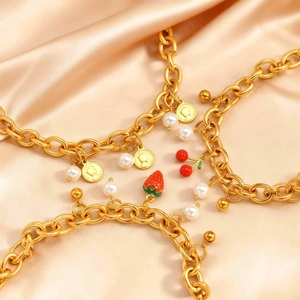 Set di bracciali a catena dorata con ciondoli a fragola, ciliegia e perle su raso